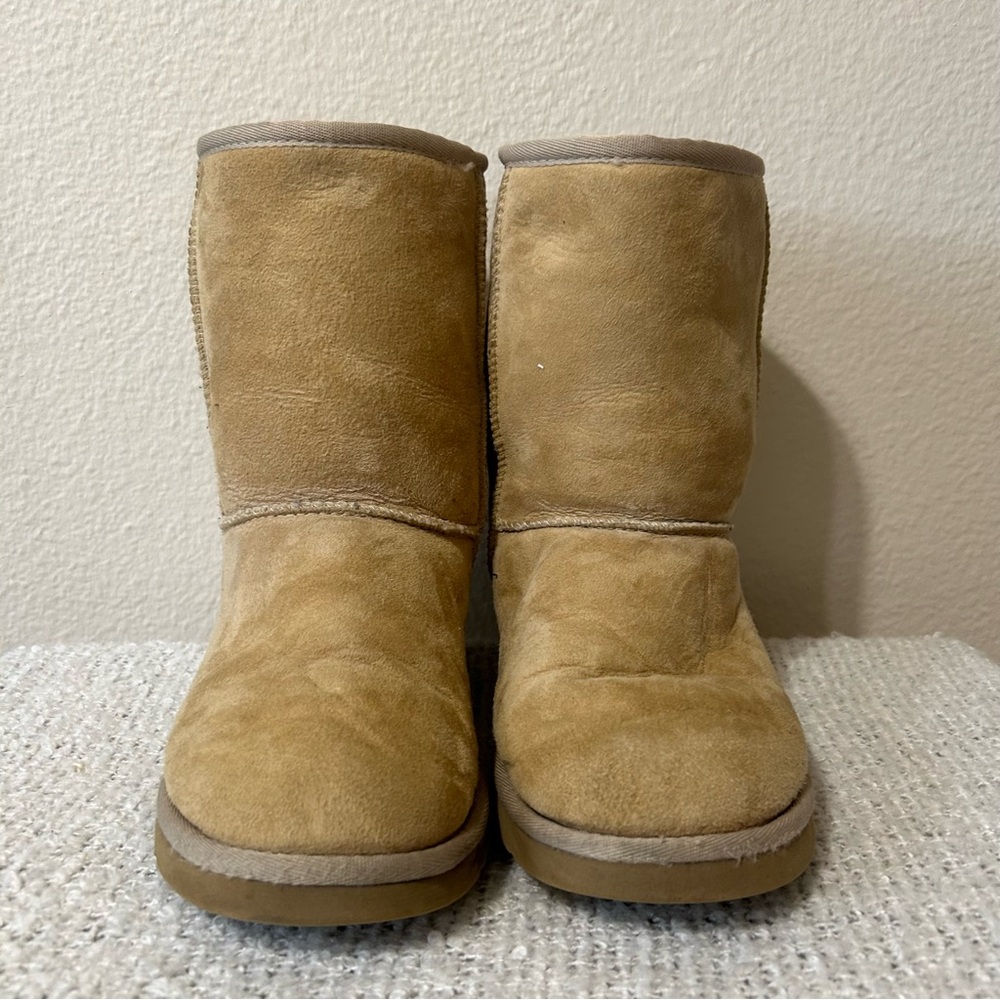 UGG Classic Short Boot - Picture 4 of 8